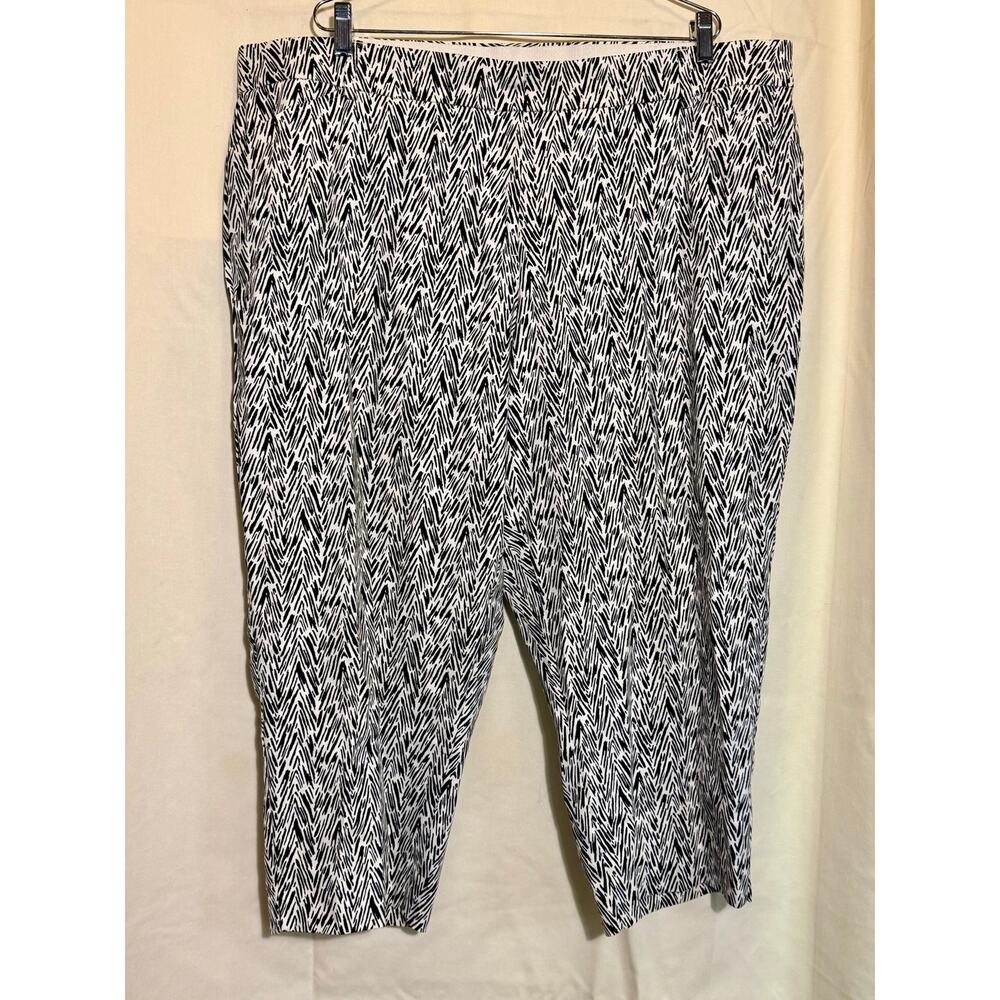 Studio Works Woman’s Black & White Pattern Capri Pants Woman’s Size 20W.